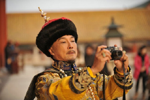 Wow, Hoàng Thượng cũng tranh thủ thời gian ghê.