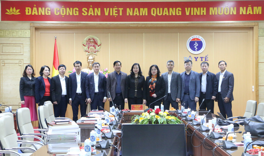 Các đại biểu tham dự chụp ảnh lưu niệm sau khi cuộc họp kết thúc. Các đại biểu tham dự chụp ảnh lưu niệm sau khi cuộc họp kết thúc.