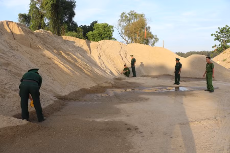 Số cát không rõ nguồn gốc tại bãi tập kết của Công ty CP Xây dựng và Dịch vụ Nam An.