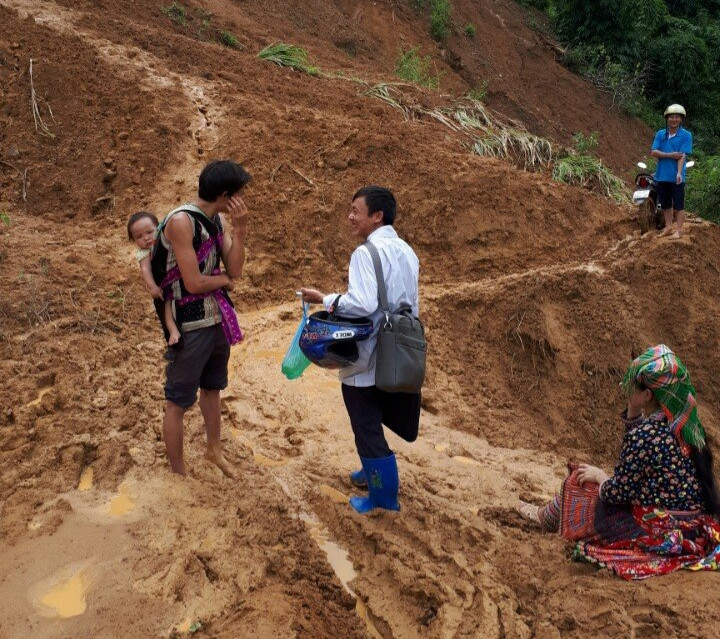 Lên bản thì "vườn không, nhà trống", các thầy, cô giáo lên tận rừng tìm kiếm phụ huynh để tuyên truyền