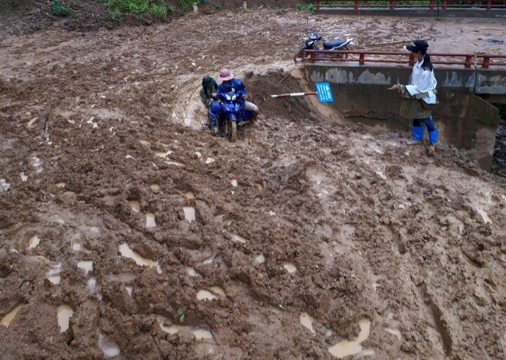 Những cung đường trơ đất đá sau cơn mưa.