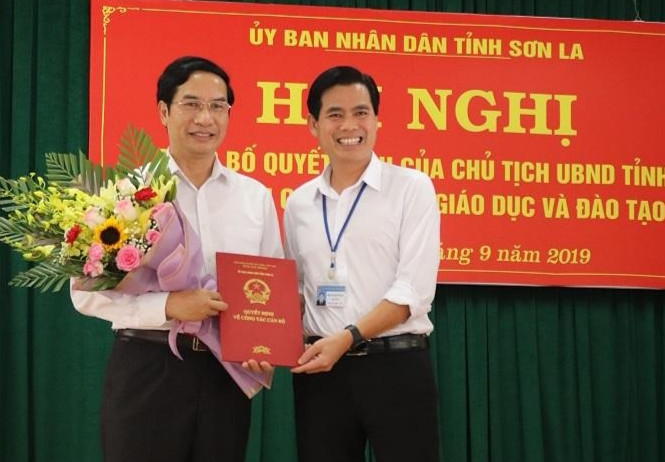 Ông Hoàng Quốc Khánh (bên phải), Chủ tịch UBND tỉnh Sơn La trao Quyết định cho ông Nguyễn Huy Hoàng. Ông Hoàng Quốc Khánh (bên phải), Chủ tịch UBND tỉnh Sơn La trao Quyết định cho ông Nguyễn Huy Hoàng.