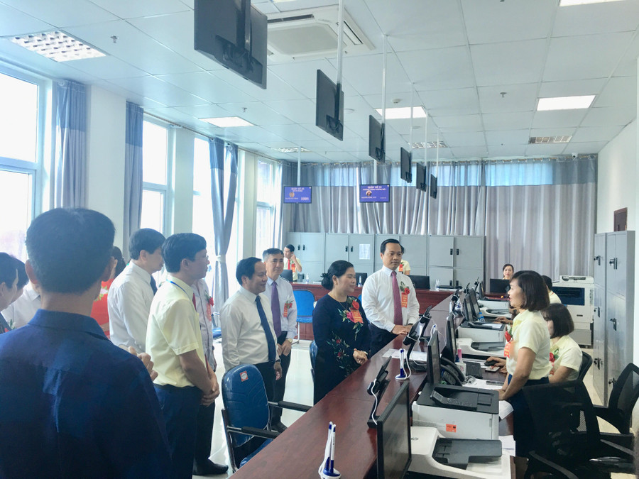 Lãnh đạo tỉnh Lai Châu thăm cơ sở vật chất tại Trung tâm hành chính công. Lãnh đạo tỉnh Lai Châu thăm cơ sở vật chất tại Trung tâm hành chính công.