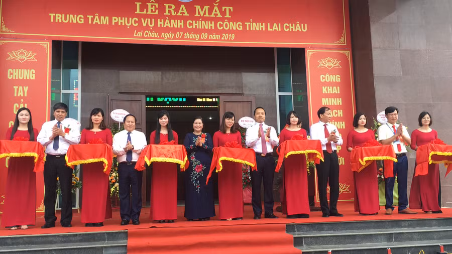 Lãnh đạo tỉnh cắt băng khánh thành.