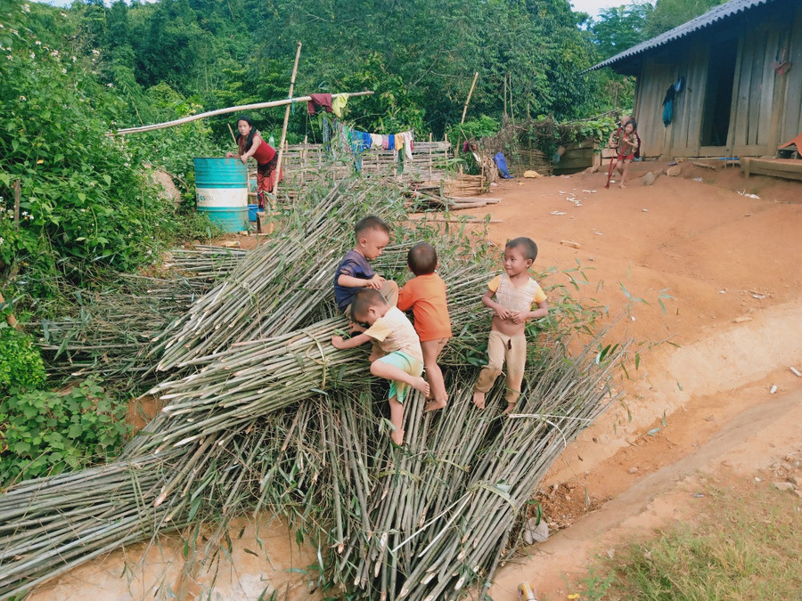 Nhiều gia đình đồng bào thiểu số vẫn không quan tâm đến việc học của con em mình