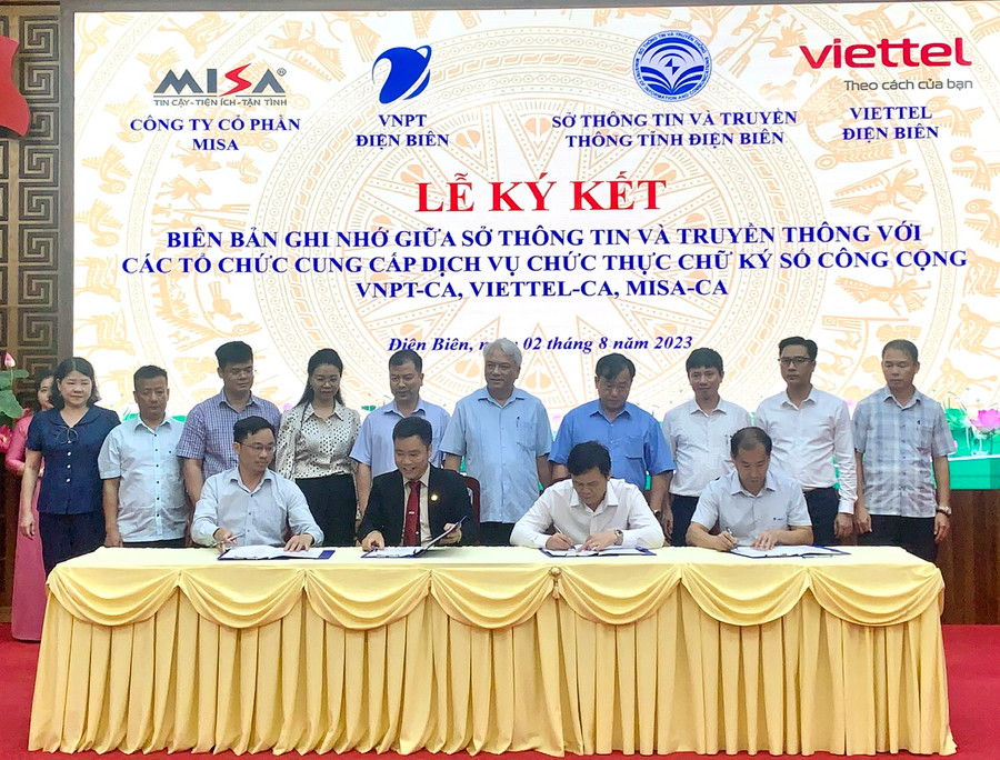 Đại diện Sở TT&TT tỉnh Điện Biên ký kết biên bản ghi nhớ.