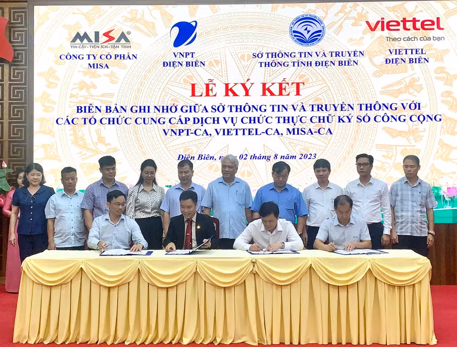 Đại diện Sở TT&TT tỉnh Điện Biên ký kết biên bản ghi nhớ. Đại diện Sở TT&TT tỉnh Điện Biên ký kết biên bản ghi nhớ.