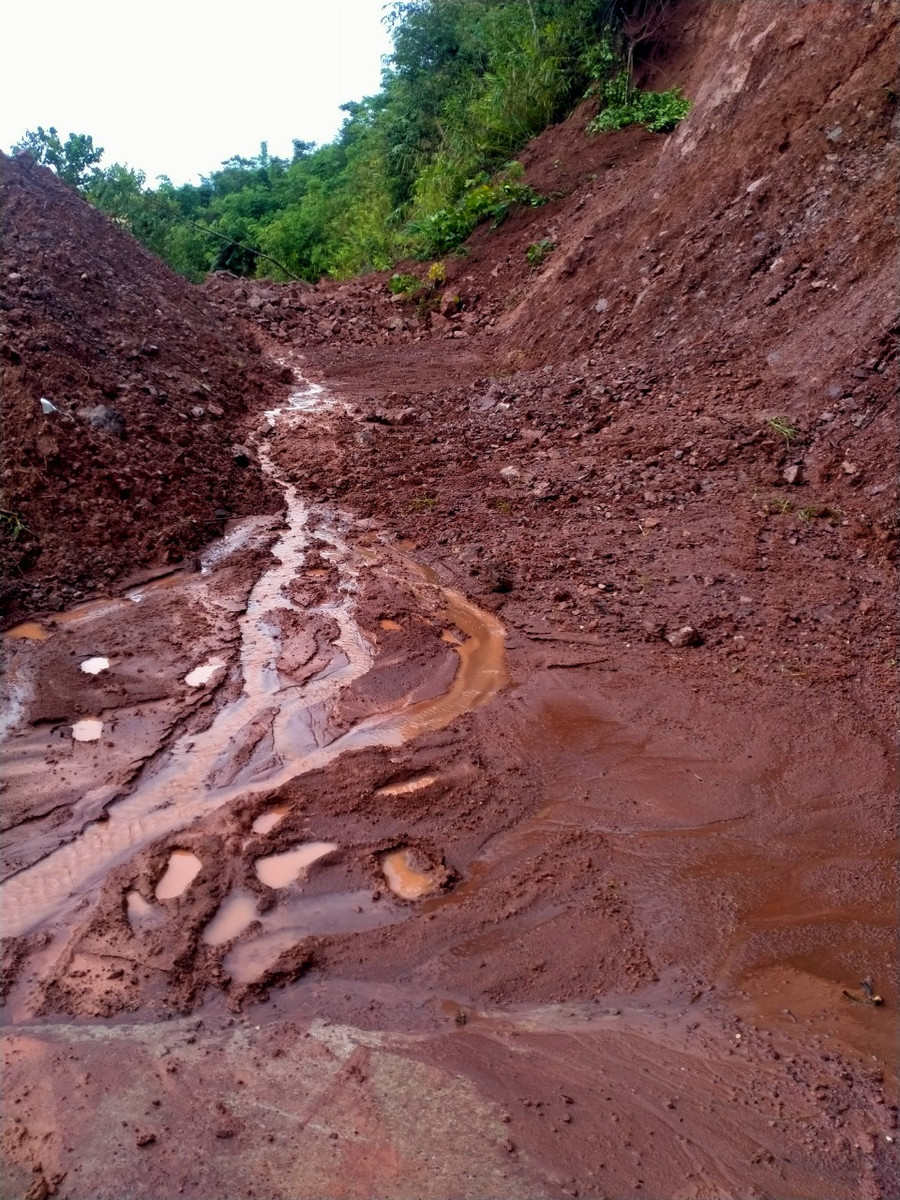 Việc hót sạt, đảm bảo giao thông gặp khó trong điều kiện mưa dài ngày.