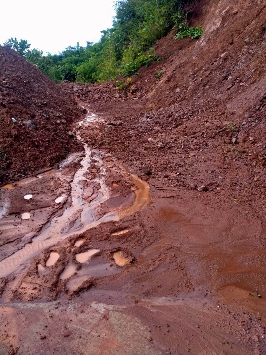 Việc hót sạt, đảm bảo giao thông gặp khó trong điều kiện mưa dài ngày.
