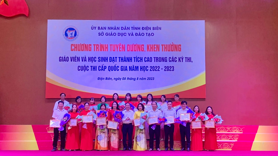Ông Nguyễn Văn Đoạt (đứng giữa) - Giám đốc Sở GD&ĐT tỉnh Điện Biên trao thưởng cho các giáo viên có thành tích xuất sắc. Ông Nguyễn Văn Đoạt (đứng giữa) - Giám đốc Sở GD&ĐT tỉnh Điện Biên trao thưởng cho các giáo viên có thành tích xuất sắc.