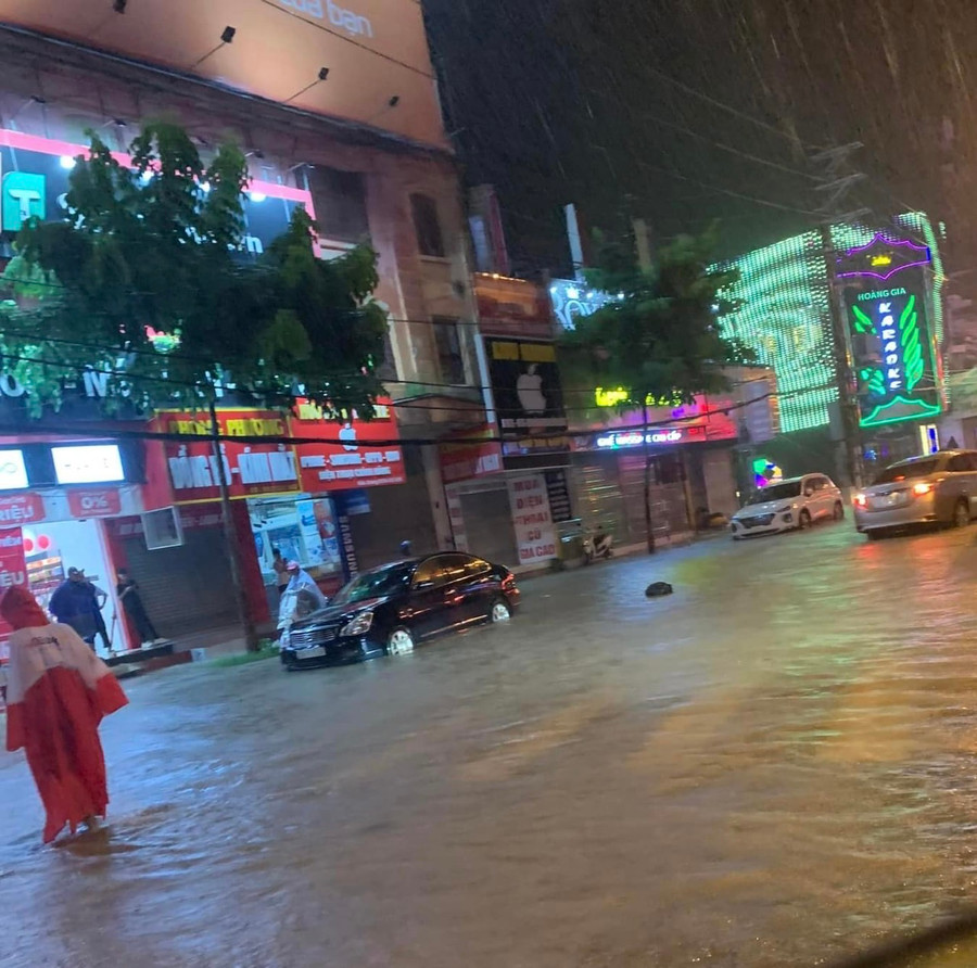 Việc lưu thông của nhiều phương tiện gặp nhiều khó khăn. Việc lưu thông của nhiều phương tiện gặp nhiều khó khăn.