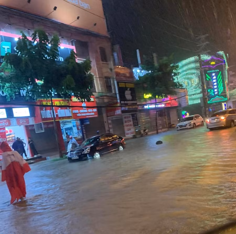 Việc lưu thông của nhiều phương tiện gặp nhiều khó khăn.