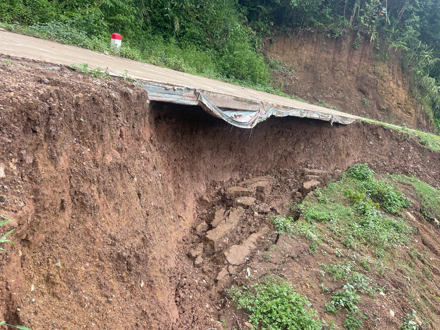 Lở đất khiến nhiều công trình ở Mường Nhé có nguy cơ hư hỏng.