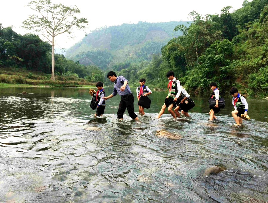 Hành trình xuống núi học chữ của học trò vùng cao thấm đẫm nỗi vất vả của cả thầy và trò