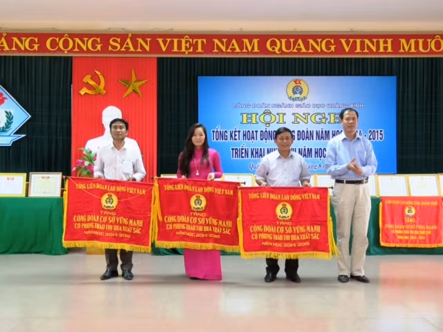 Đồng chí Nguyễn Xuân Thạch trao cờ thi đua của Tổng LĐLĐVN cho các công đoàn cơ sở có thành tích xuất sắc.