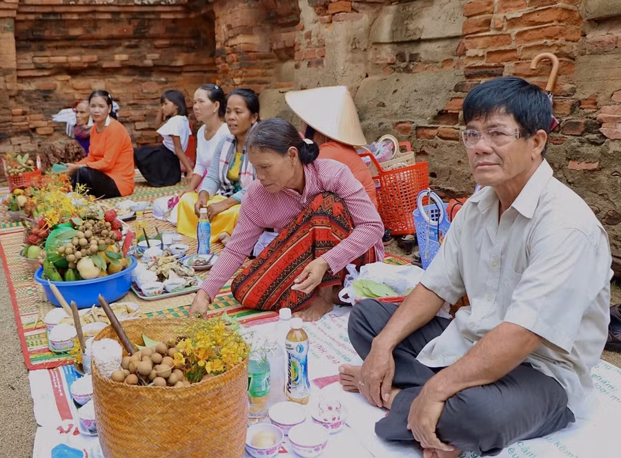 Người dân chuẩn bị các lễ vật để cúng ông bà, tổ tiên với lòng thành kính cầu cho quốc thái dân an, mưa thuận gió hòa, mùa màng bội thu. (Ảnh: Duy Quan).