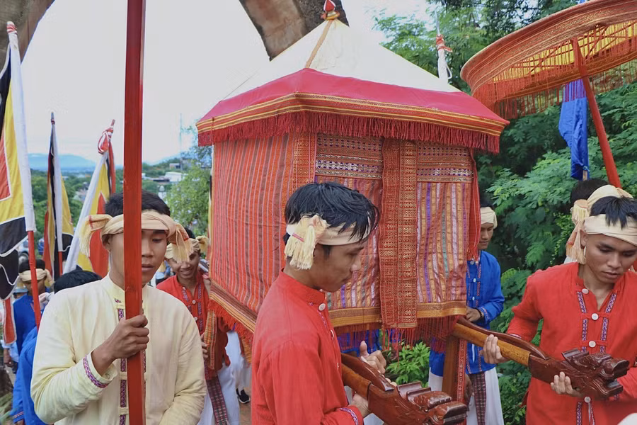 Nghi thức rước y trang lên tháp Po Klong Garai (TP.Phan Rang - Tháp Chàm, tỉnh Ninh Thuận). (Ảnh: Duy Quan).