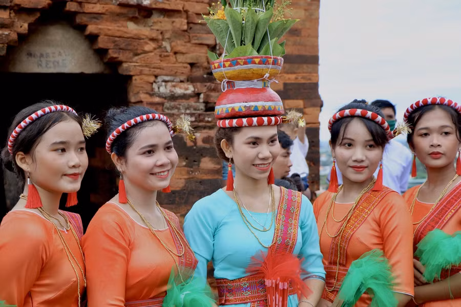 Nhiều gia đình, bạn trẻ chụp hình kỷ niệm tại khu vực tháp Po Klong Garai. (Ảnh: Duy Quan).