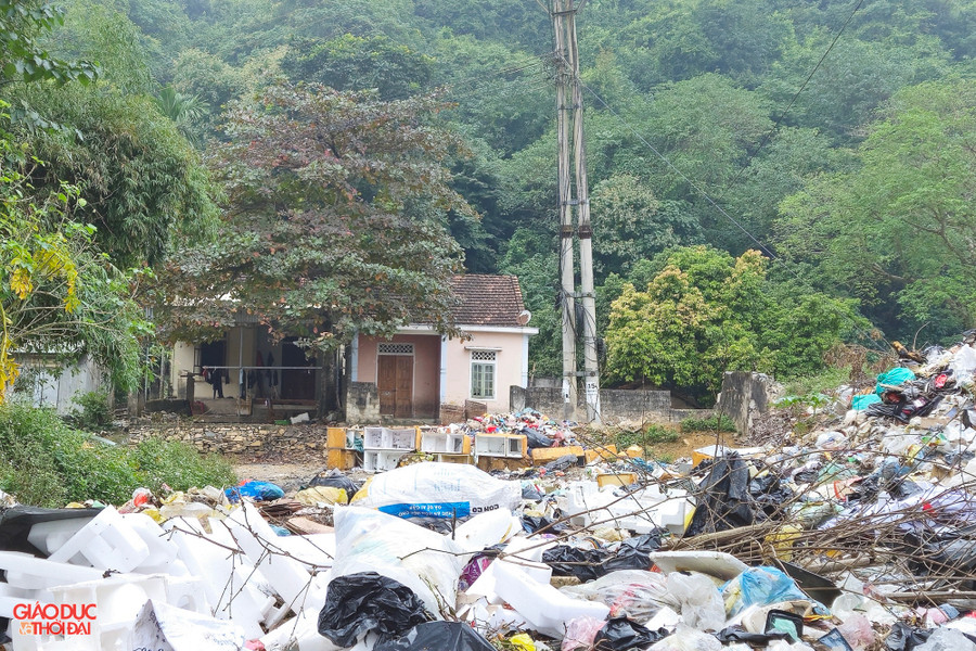 Bãi tập kết rác tại thị trấn Quỳ Hợp tồn tại từ lâu nay, ảnh hưởng đến nhiều hộ dân. (Ảnh: Phạm Tâm)