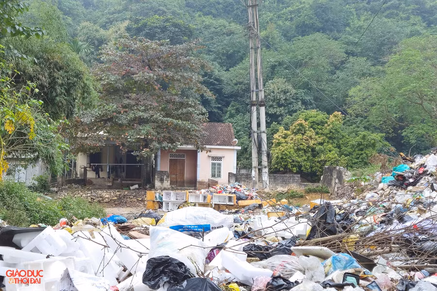 Bãi tập kết rác tại thị trấn Quỳ Hợp tồn tại từ lâu nay, ảnh hưởng đến nhiều hộ dân. (Ảnh: Phạm Tâm)