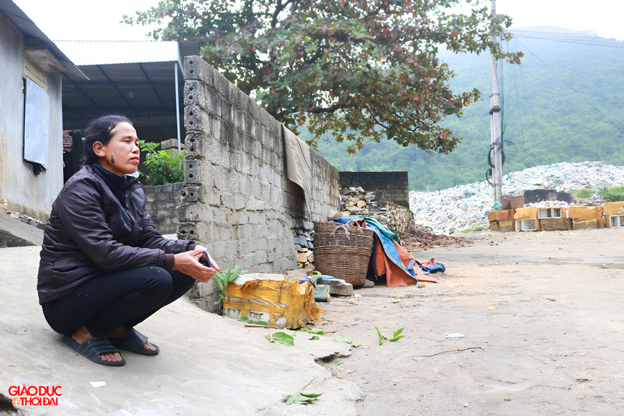 Gia đình chị Lê Thị Thực cùng gia đình em trai, bố mẹ bị bãi rác &quot;tra tấn&quot; nhiều năm nay. (Ảnh: Phạm Tâm)