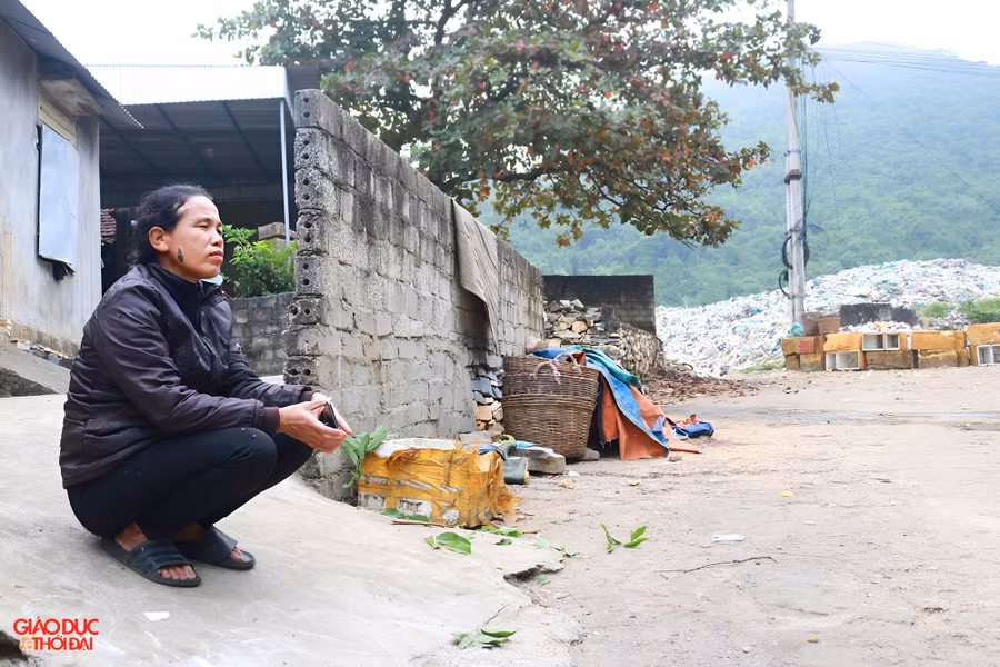 Gia đình chị Lê Thị Thực cùng gia đình em trai, bố mẹ bị bãi rác "tra tấn" nhiều năm nay. (Ảnh: Phạm Tâm)