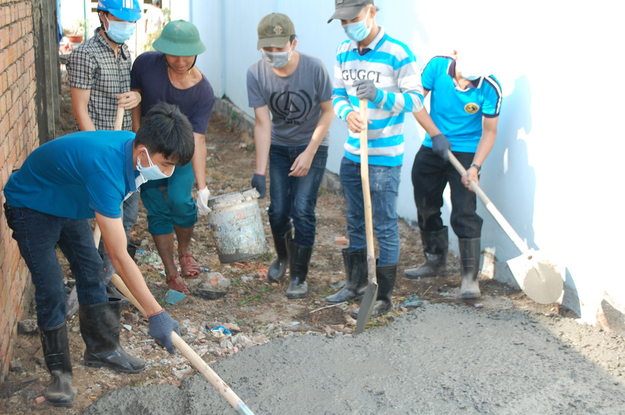 Các bạn trẻ quận 9 nâng cấp đường bê tông