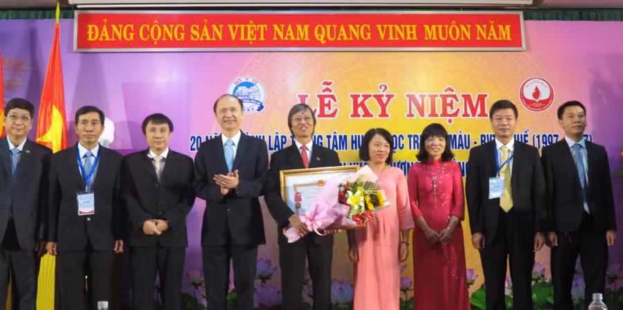 Trung tâm Huyết học Truyền máu Bệnh viện T. Ư Huế đón nhận Huân chương Lao động hạng III