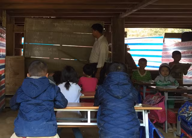 Học tạm gầm nhà sàn sau lũ quét