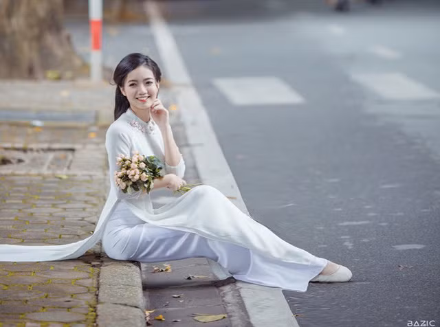 Cô giáo đốn tim cộng đồng mạng duyên dáng giữa phố thu Hà Nội ảnh 17