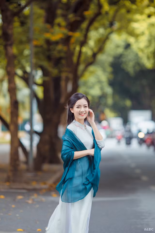 Cô giáo đốn tim cộng đồng mạng duyên dáng giữa phố thu Hà Nội ảnh 1