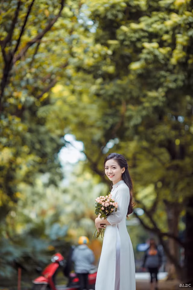 Cô giáo đốn tim cộng đồng mạng duyên dáng giữa phố thu Hà Nội ảnh 6