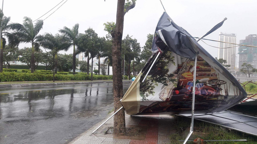 Một loạt rào chắn, bảng hiệu bị gió thổi bảy trên tuyến đường quận Sơn Trà.