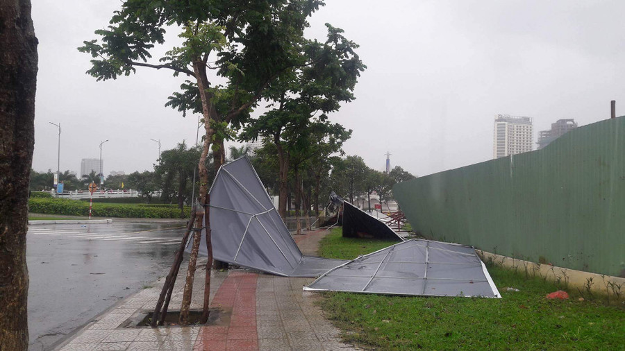 Cây cối bật gốc, mái tôn nằm nhổn ngang trong mưa gió.