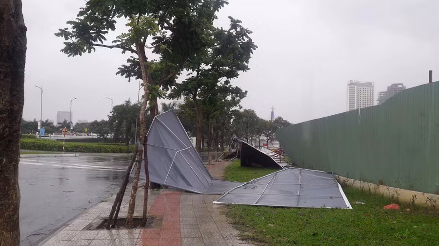 Cây cối bật gốc, mái tôn nằm nhổn ngang trong mưa gió.