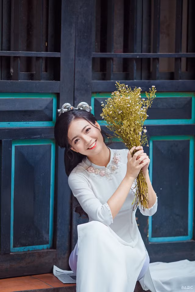 Cô giáo đốn tim cộng đồng mạng duyên dáng giữa phố thu Hà Nội ảnh 3