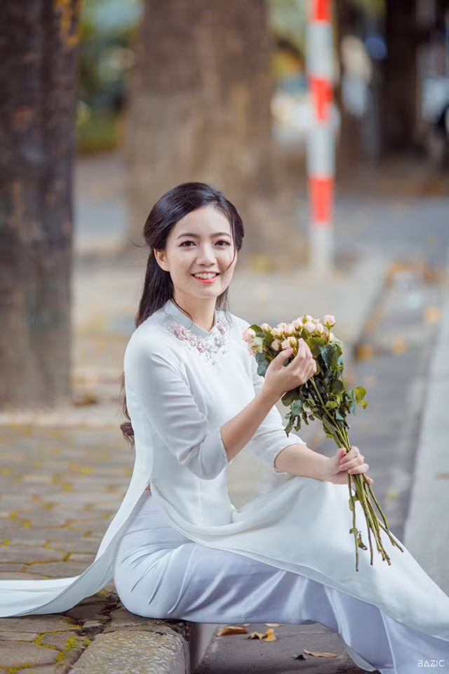 Cô giáo đốn tim cộng đồng mạng duyên dáng giữa phố thu Hà Nội ảnh 5