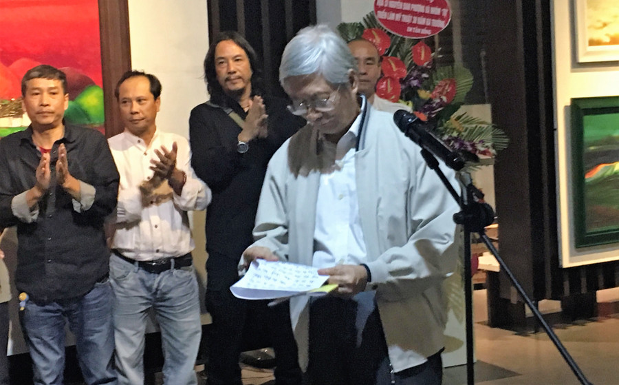 Thầy Nguyễn Hữu Ngọc - nguyên Chủ nhiệm lớp Mỹ thuật 3 Trường ĐH Sân khấu Điện ảnh - phát biểu tại lễ khai mạc triển lãm "TỤ"