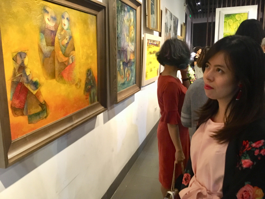 Rất nhiều bạn trẻ đến thưởng lãm tranh