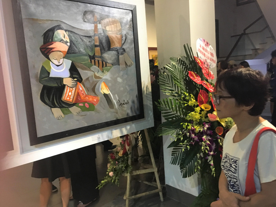 Những bức tranh được vẽ công phu, đa dạng về chất liệu