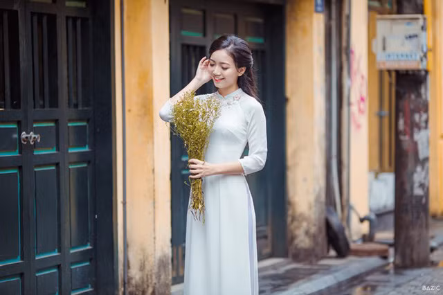 Cô giáo đốn tim cộng đồng mạng duyên dáng giữa phố thu Hà Nội ảnh 18