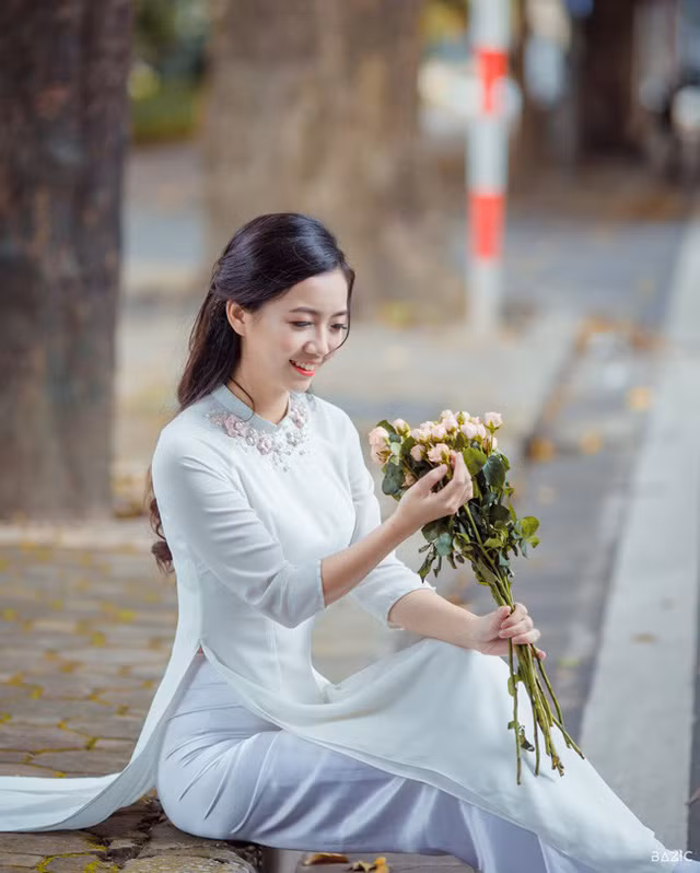 Cô giáo đốn tim cộng đồng mạng duyên dáng giữa phố thu Hà Nội ảnh 14