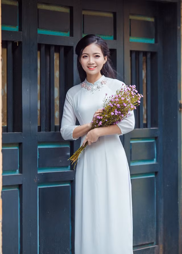 Cô giáo đốn tim cộng đồng mạng duyên dáng giữa phố thu Hà Nội ảnh 13