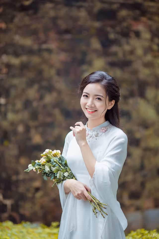 Cô giáo đốn tim cộng đồng mạng duyên dáng giữa phố thu Hà Nội ảnh 10