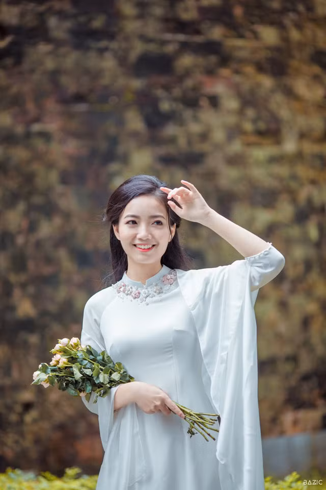 Cô giáo đốn tim cộng đồng mạng duyên dáng giữa phố thu Hà Nội ảnh 15