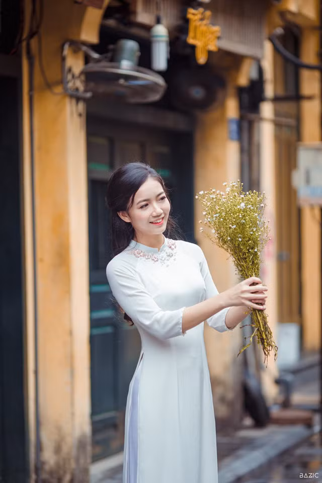 Cô giáo đốn tim cộng đồng mạng duyên dáng giữa phố thu Hà Nội ảnh 12