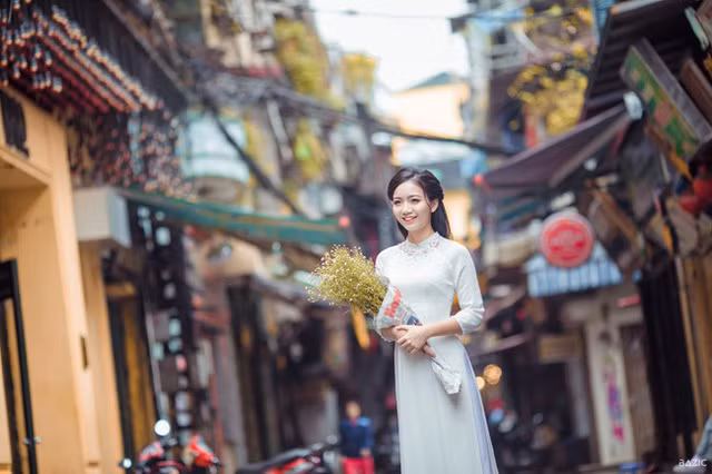 Cô giáo đốn tim cộng đồng mạng duyên dáng giữa phố thu Hà Nội ảnh 19