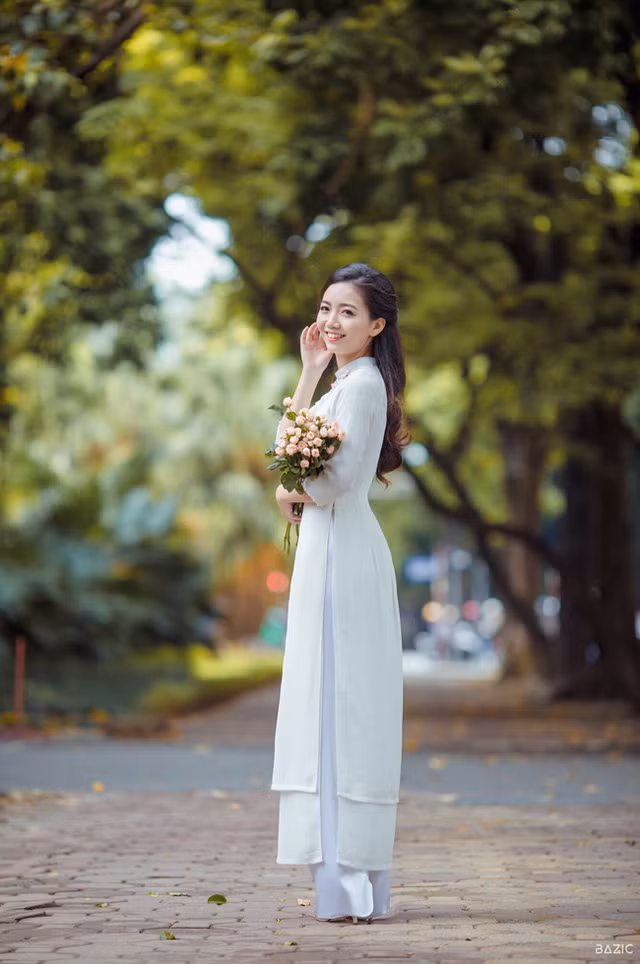 Cô giáo đốn tim cộng đồng mạng duyên dáng giữa phố thu Hà Nội ảnh 9