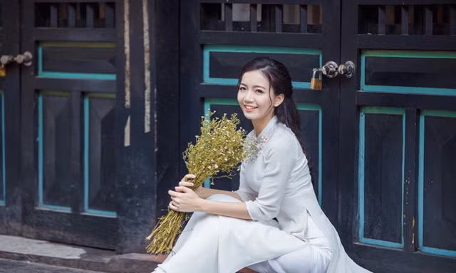 Cô giáo đốn tim cộng đồng mạng duyên dáng giữa phố thu Hà Nội ảnh 21