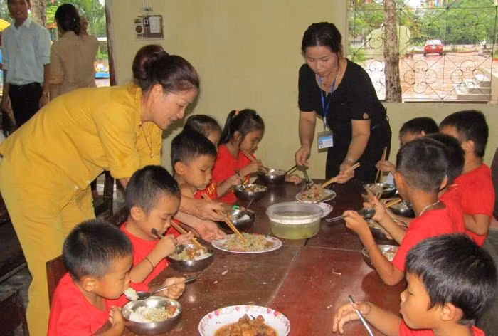 “Bữa cơm tình thương” cho học sinh xa nhà